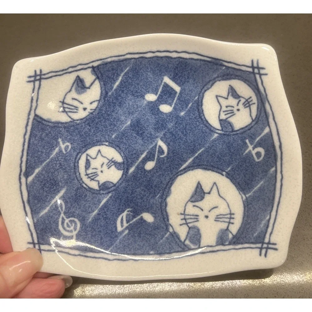 Cat and musical note design plate, Ehime Matsuyama Tobe ware plate